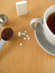 Schwarzer Kaffee mit Süßstofftabletten