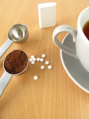 Schwarzer Kaffee mit Süßstofftabletten