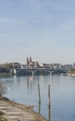 Obraz premium Basel, Altstadt, Rhein, Rheinufer, Frühlingssonne, Schweiz