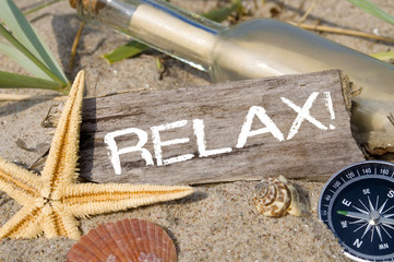 Kreidetafel mit Flaschenpost und RELAX