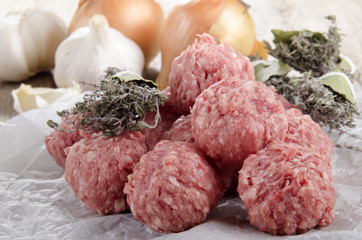 beef meat balls on kitchen paper