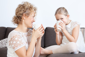Obraz na płótnie Canvas Mother and daughter drinking tea