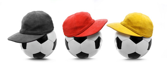 Ballons de football avec des casquettes noires, rouges et dorées