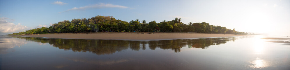 Fototapeta na wymiar Panoramiczny widok z plaży w Kostaryce