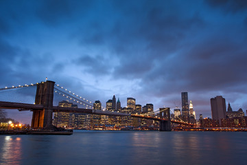 Fototapeta na wymiar View of Brooklyn Bridge in New York City at night