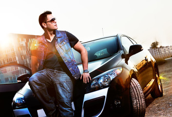Retrato de hombre y coche.Estilo de vida en la ciudad