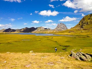 Foto op Plexiglas vista de un paisaje entre montañas © nhtg