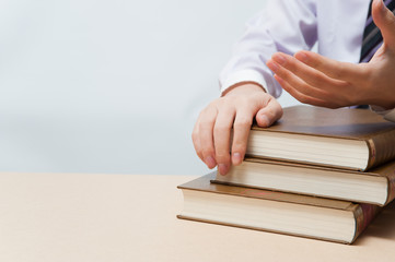 読書とスーツの男性