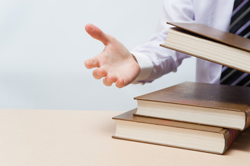 読書とスーツの男性