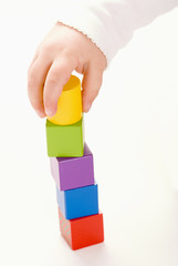 Kind baut mit Baukl&ouml;tzen