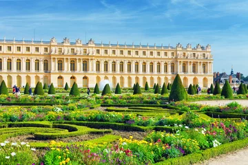 Pond in front of the Royal residence at Versailles near Paris in © BRIAN_KINNEY