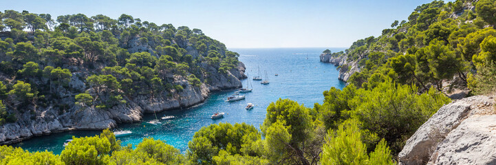 Calanques of Port Pin in Cassis © Samuel B.