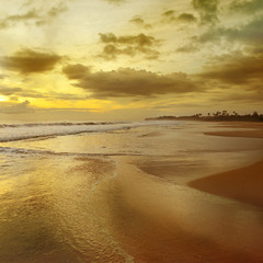 Fototapeta na wymiar sunrise over the ocean