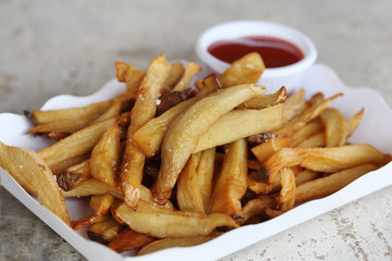Fried sliced eringii mushrooms with sauce
