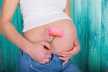 schöner schwangerer Bauch mit Blume
