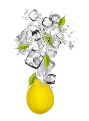 Keuken foto achterwand Verse citroen die in waterplons valt © Jag_cz