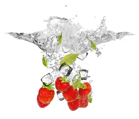 Foto op Canvas Verse aardbeien die in waterplons vallen © Jag_cz