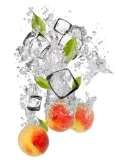 Poster Verse abrikozen die in waterplons vallen © Jag_cz