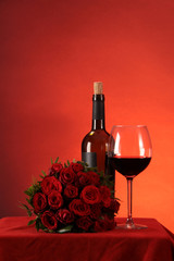 Rotwein und Rosenstrauß rot