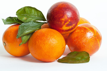 Oranges sanguines d'Espagne en tas sur fond blanc