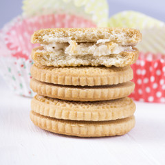 cookies with cream, cream-filled biscuit