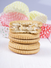 cookies with cream, cream-filled biscuit