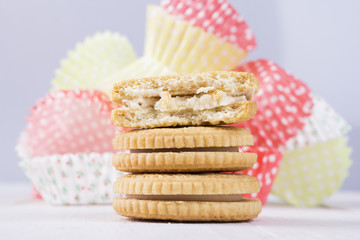 cookies with cream, cream-filled biscuit