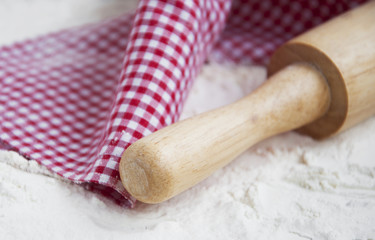 Flour and rolling pin