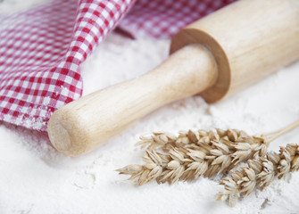 Flour and rolling pin
