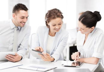 Obraz premium business team working with tablet pcs in office