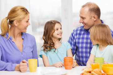 Obraz na płótnie Canvas happy family with two kids with having breakfast