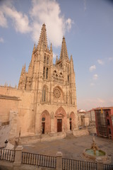 Fototapeta na wymiar Plaza, fontanna i Katedra w Burgos (Camino de Santiago, Hiszpania)