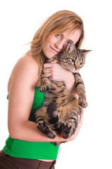 Mädchen kuschelt mit Kater