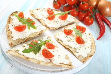 pizza con formaggio e pomodoro fresco