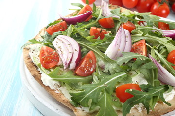 pizza verdure fresche pomodoro cipolla e rucola