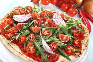 pizza peperoncino cipolla pomodoro e rucola