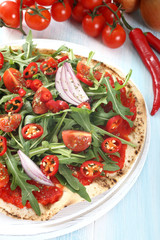 pizza con verdure fresche piccante