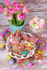 easter table decoration with gingerbread cookies