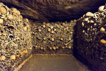 Les catacombes de Paris, France. Catacombs are underground landmark of Paris. - obrazy, fototapety, plakaty