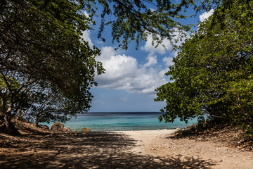 Fototapeta na wymiar Plaża w San Juan kamienisty teren darmo Curaçao, Karaiby