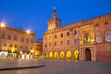 Fototapeta na wymiar Bolonia - Palazzo Comunale i placu Piazza Maggiore
