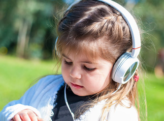 Bambina che ascolta musica
