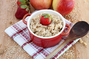 Oatmeal with apples and strawberries