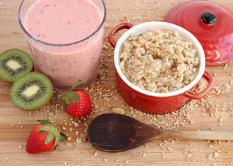 Oatmeal and strawberry-kiwi smoothie