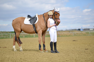 Belle jeune fille avec un cheval