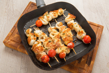 Spiedini di pesce gratinati alla piastra