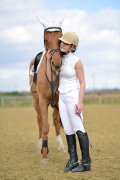 Belle jeune fille avec un cheval