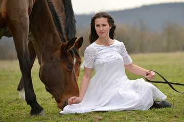 Belle jeune fille avec un cheval