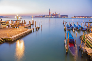 Fototapeta na wymiar Wenecja - łodzie i gondole i San Giorgio Maggiore