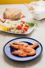 Piatto in ceramica blu con gamberi di mare